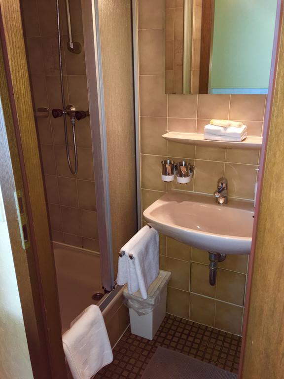 Riverside Airport Hotel Кельстербах Экстерьер фото